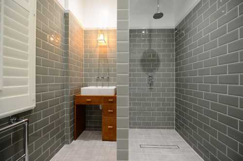 Решая, какую плитку выбрать на пол в ванную, надо исходить из того, что санузел помещение с повышенным содержанием влаги