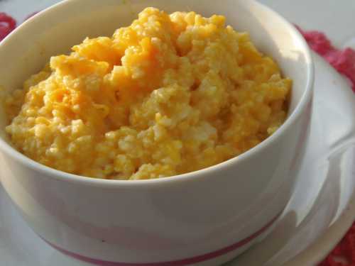 Вскипятим в кастрюле воду, всыпаем в нее хорошо промытое пшено и провариваем минуты