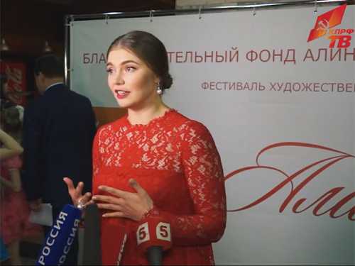 Кабаева пришла на детский фестиваль в платье с государственным гербом
