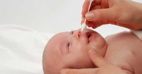 Как чистить нос новорожденному: чем  и зачем